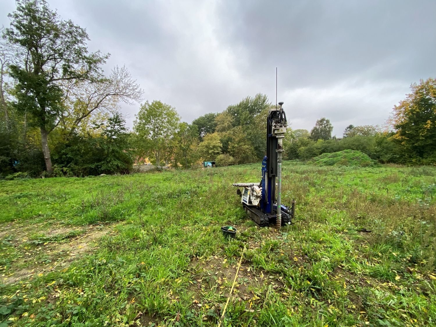 Tracked drilling rig from Fremtidens Fundament on the autumn plot of Dansk Cottage in Skovby near Søby
