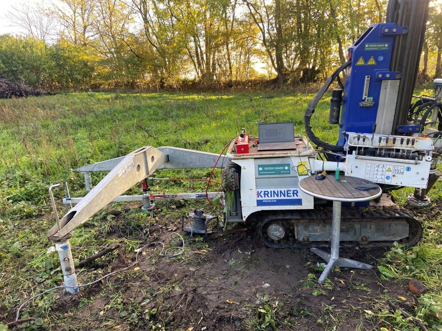 Test pile with measuring set-up and laptop next to the drilling rig from Fremtidens Fundament on the plot