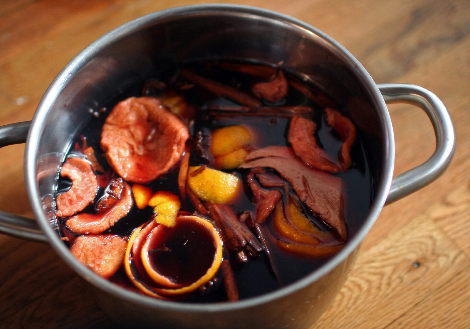 Gl&oslash;gg in a saucepan with orange slices and spices