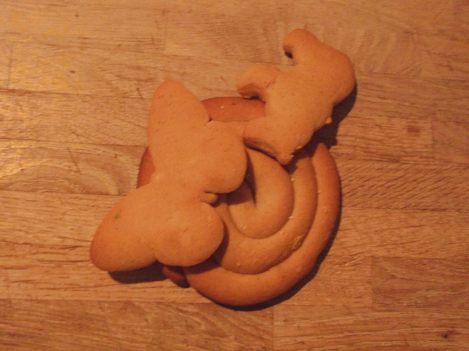 Figure-shaped honningkager on a wooden board