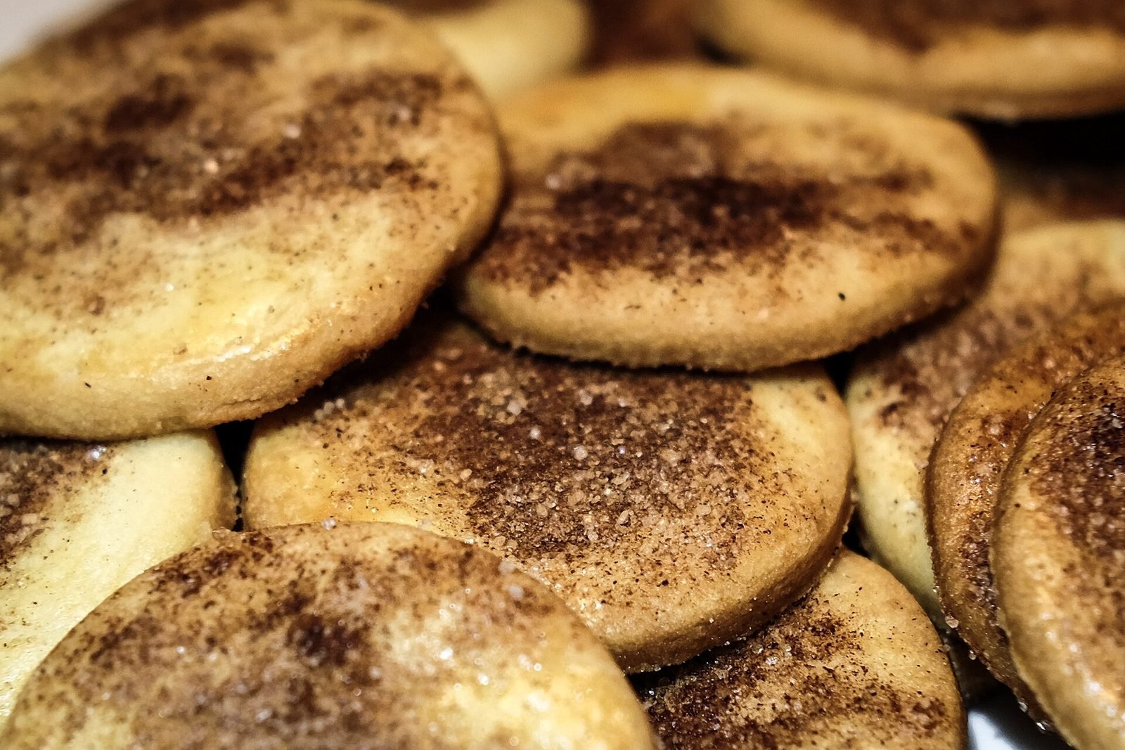 Round j&oslash;dekager sprinkled with sugar and cinnamon