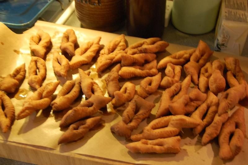 Golden-brown twisted klejner on a board